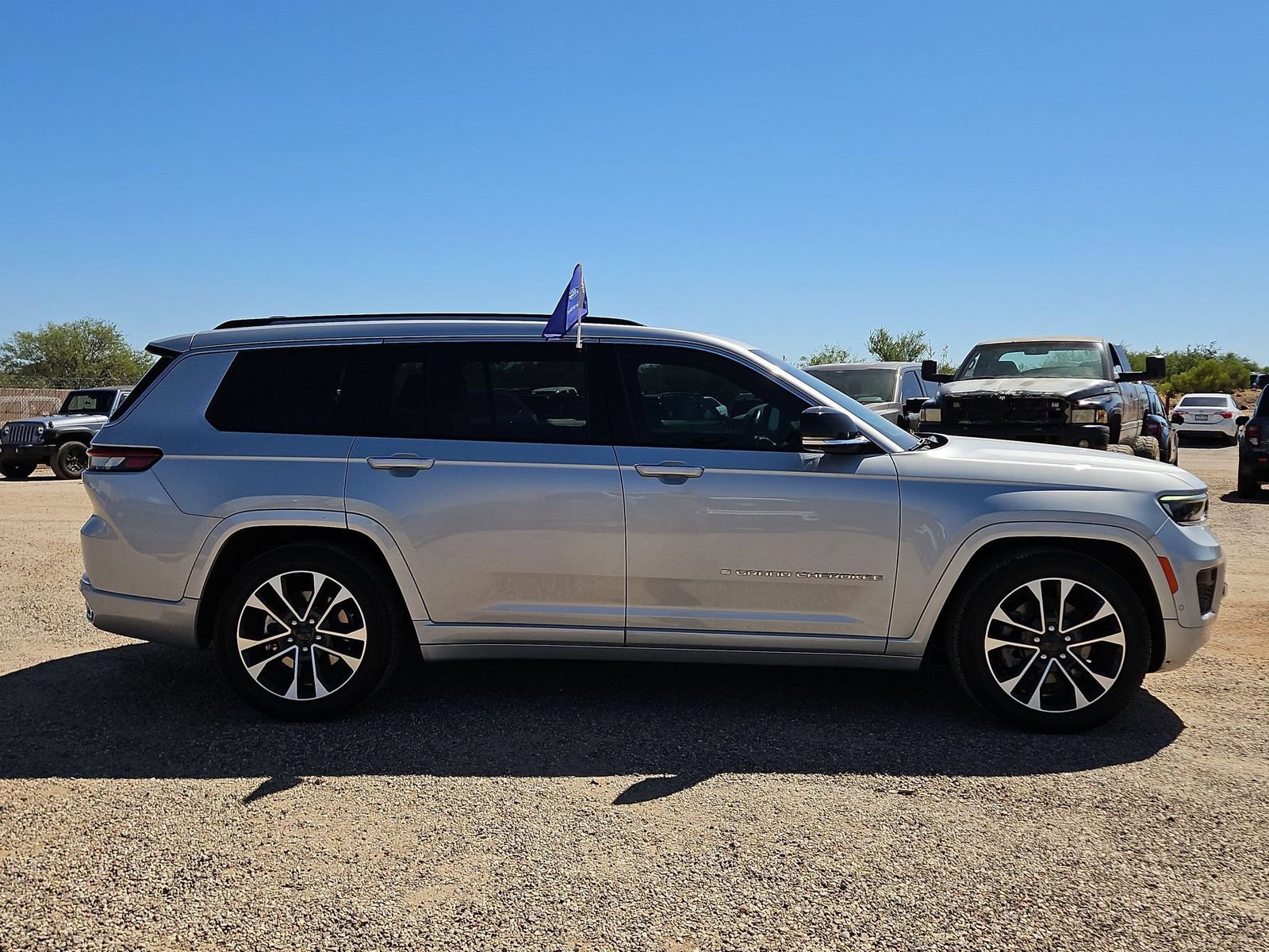 Used 2022 Jeep Grand Cherokee L Overland w/ Advanced Protech Group III AWD/4WD image 4
