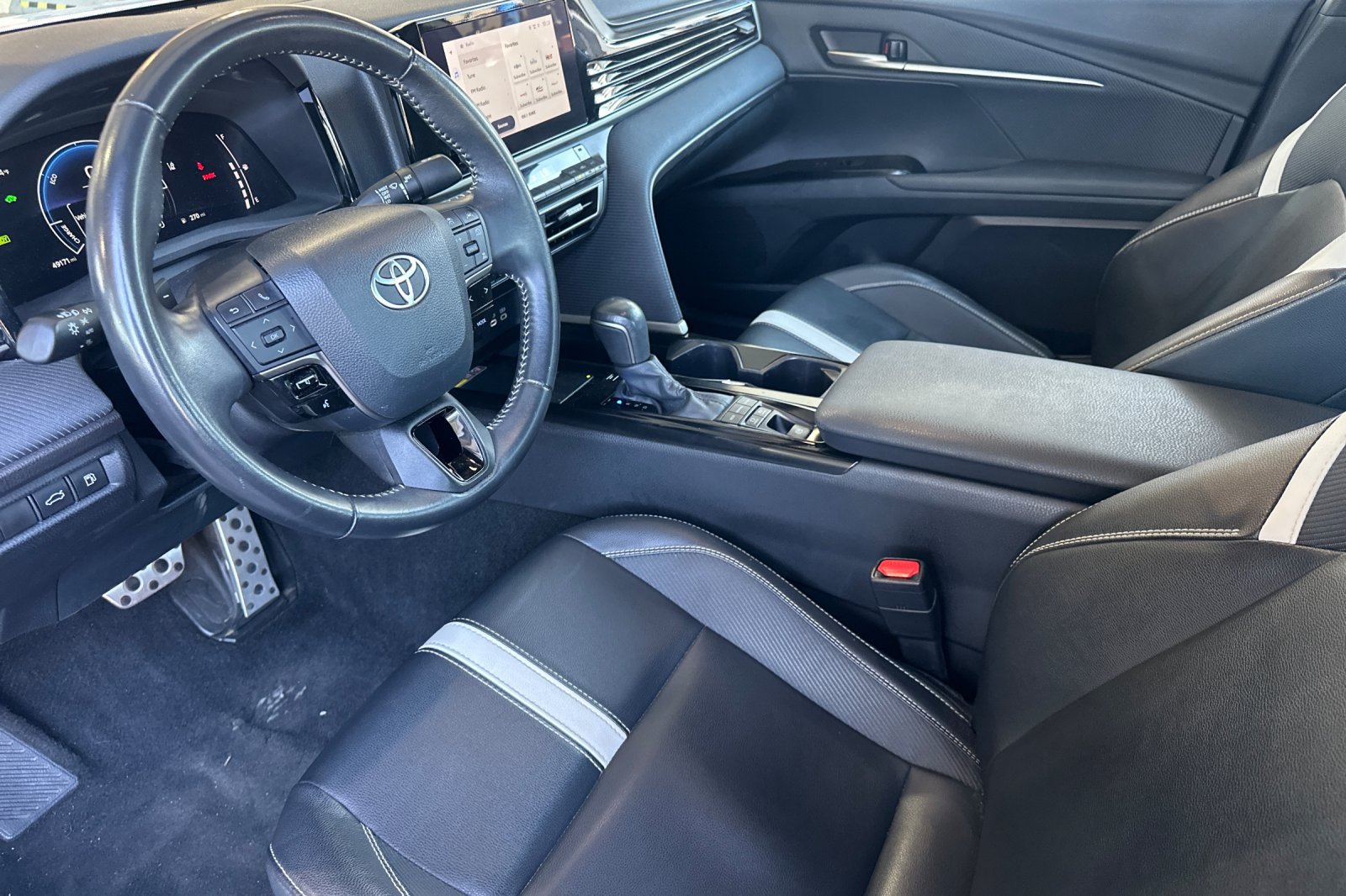 Used 2025 Toyota Camry SE FWD image 9