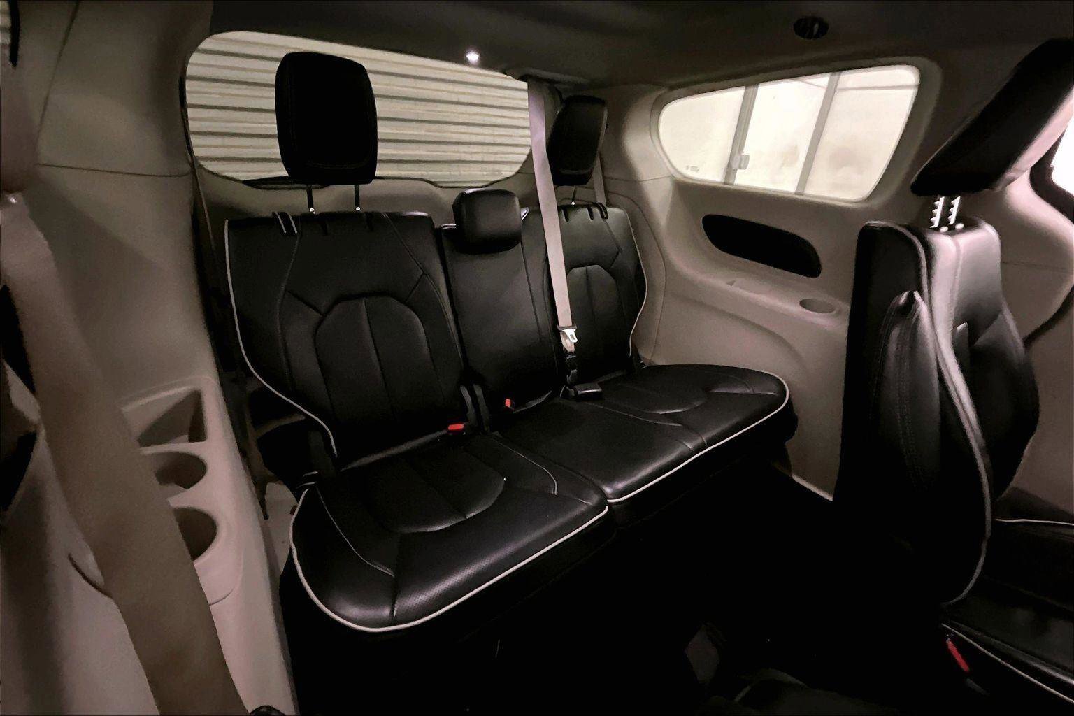 Used 2022 Chrysler Pacifica Limited image 27