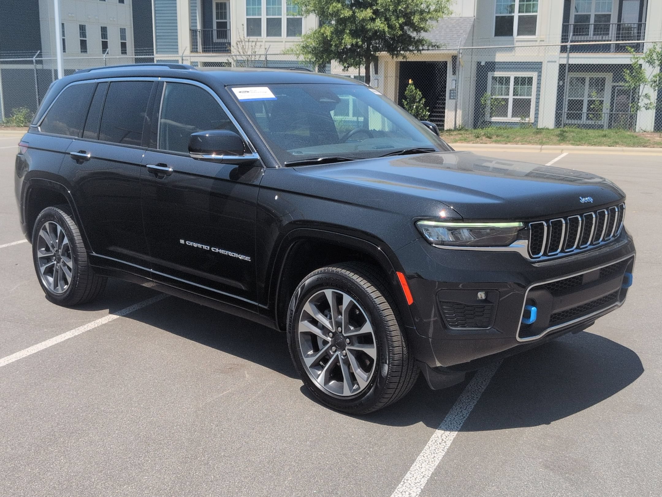 Used 2023 Jeep Grand Cherokee Overland AWD/4WD image 2