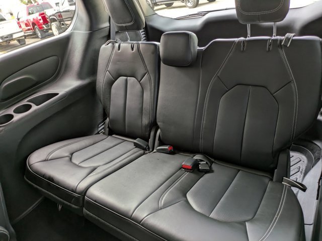 Used 2025 Chrysler Pacifica Select image 17