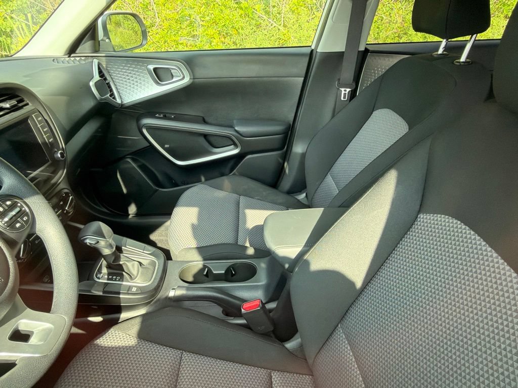Used 2025 Kia Soul LX w/ LX Technology Package FWD image 11