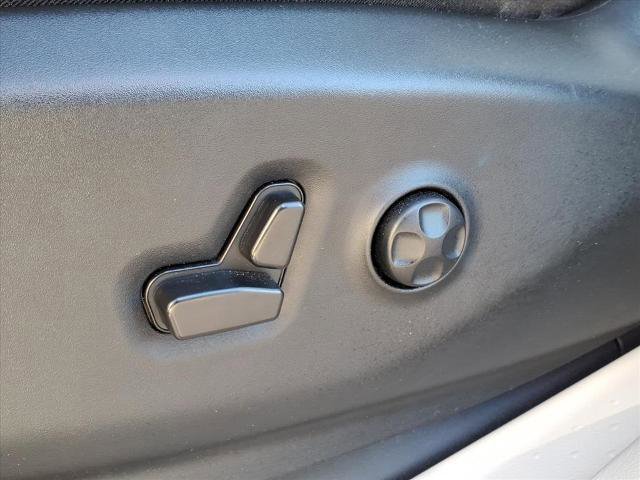 Used 2024 Chrysler Pacifica Touring-L image 6