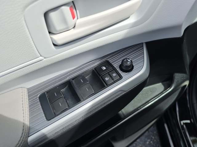 Used 2025 Toyota Sienna LE FWD image 19