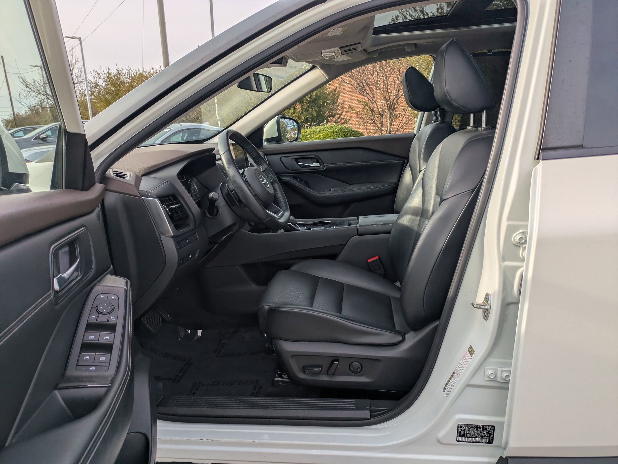 Used 2022 Nissan Rogue SV w/ SV Premium Package image 14