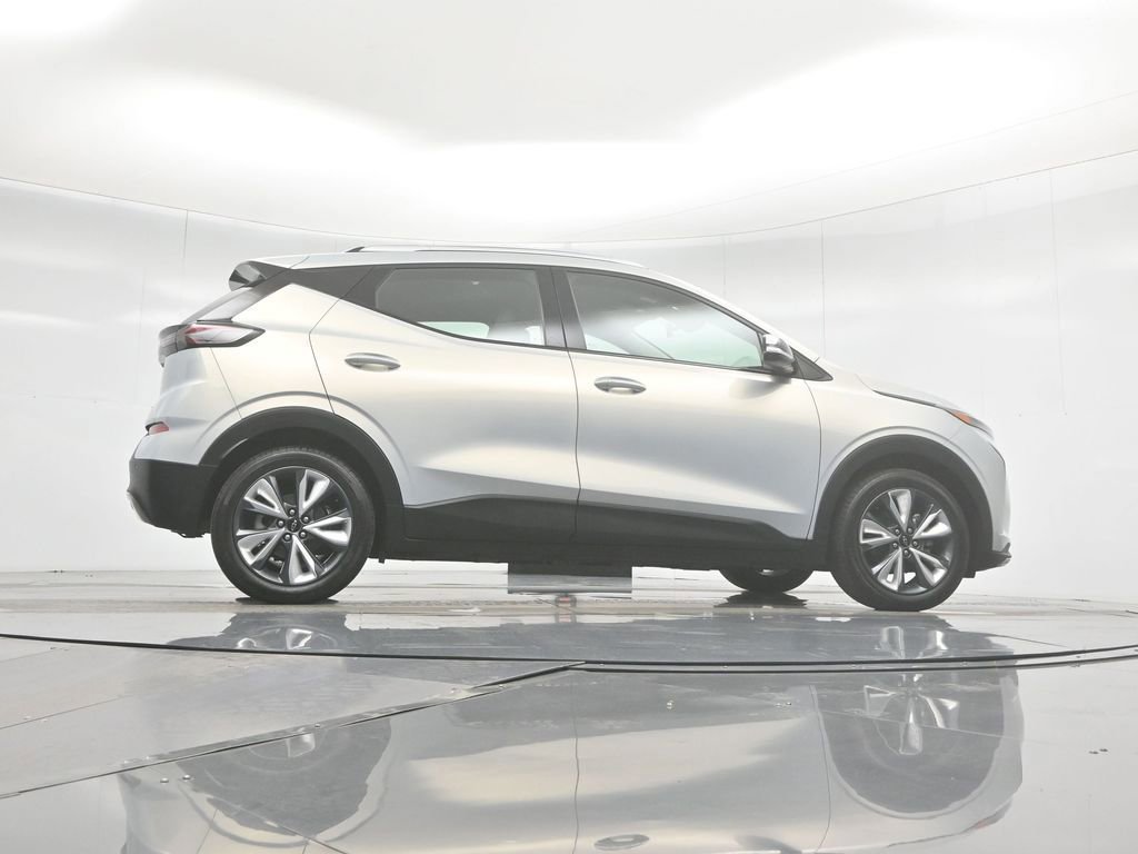 Used 2022 Chevrolet Bolt EUV LT w/ Convenience Package image 12