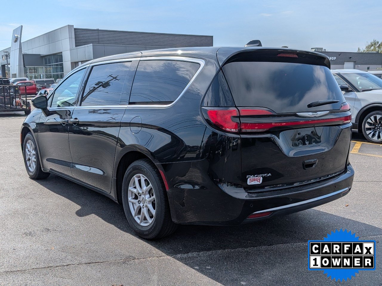 Used 2023 Chrysler Pacifica Touring-L FWD image 6