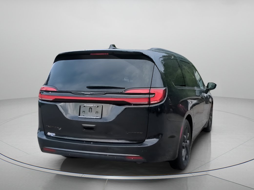 Used 2025 Chrysler Pacifica Limited FWD image 26