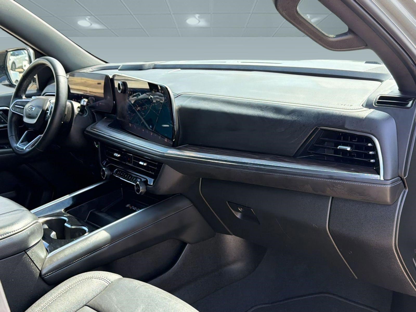 Used 2025 Chevrolet Suburban Z71 image 32