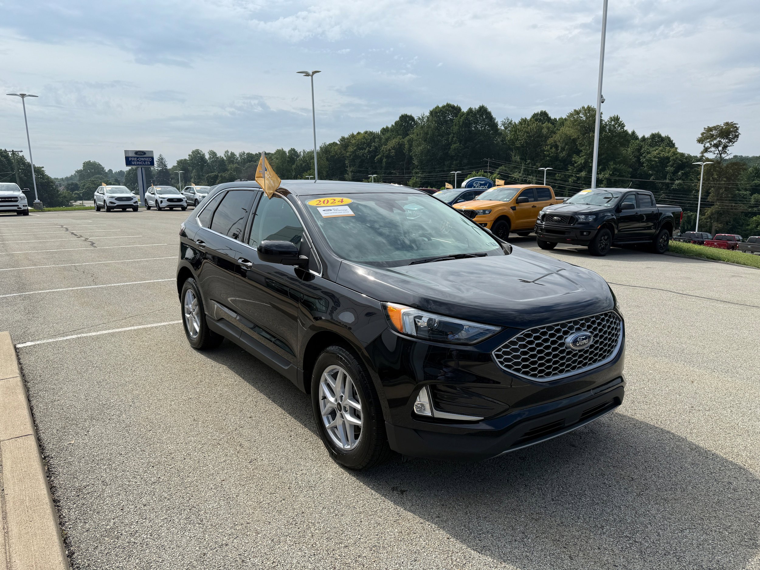 Certified 2024 Ford Edge SEL w/ Convenience Package AWD/4WD image 2
