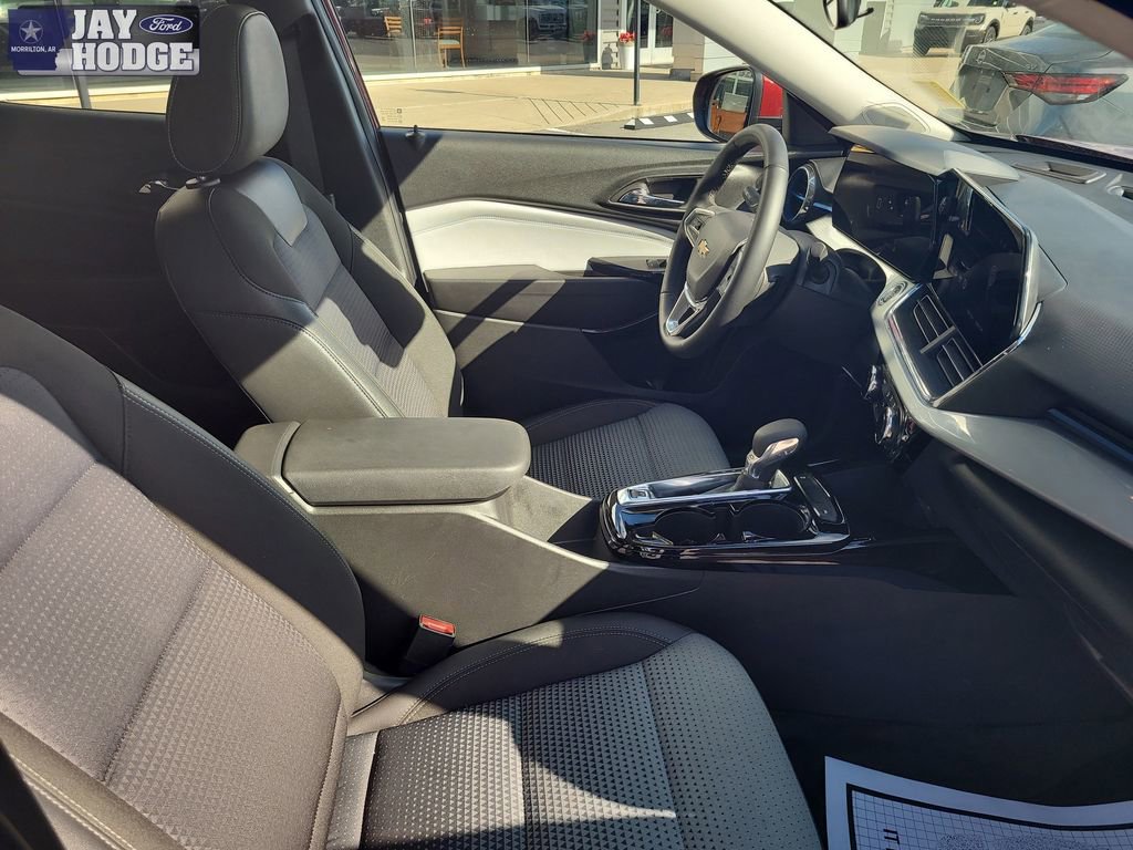 Used 2025 Chevrolet Trax LT w/ LT Convenience Package image 31