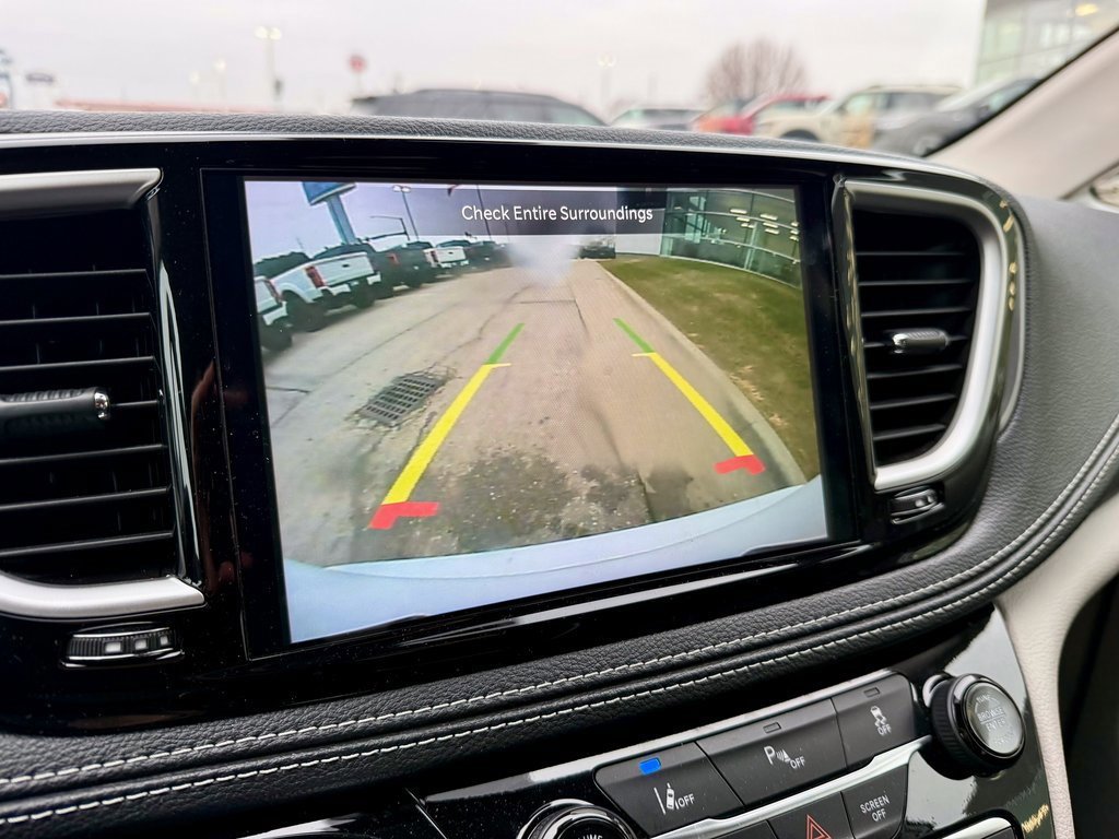 Used 2024 Chrysler Pacifica Select image 23