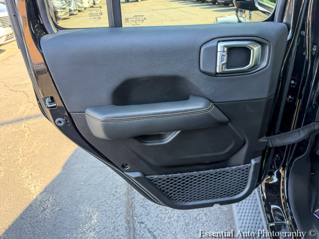 Used 2025 Jeep Wrangler Unlimited Sahara w/ Safety Group AWD/4WD image 17