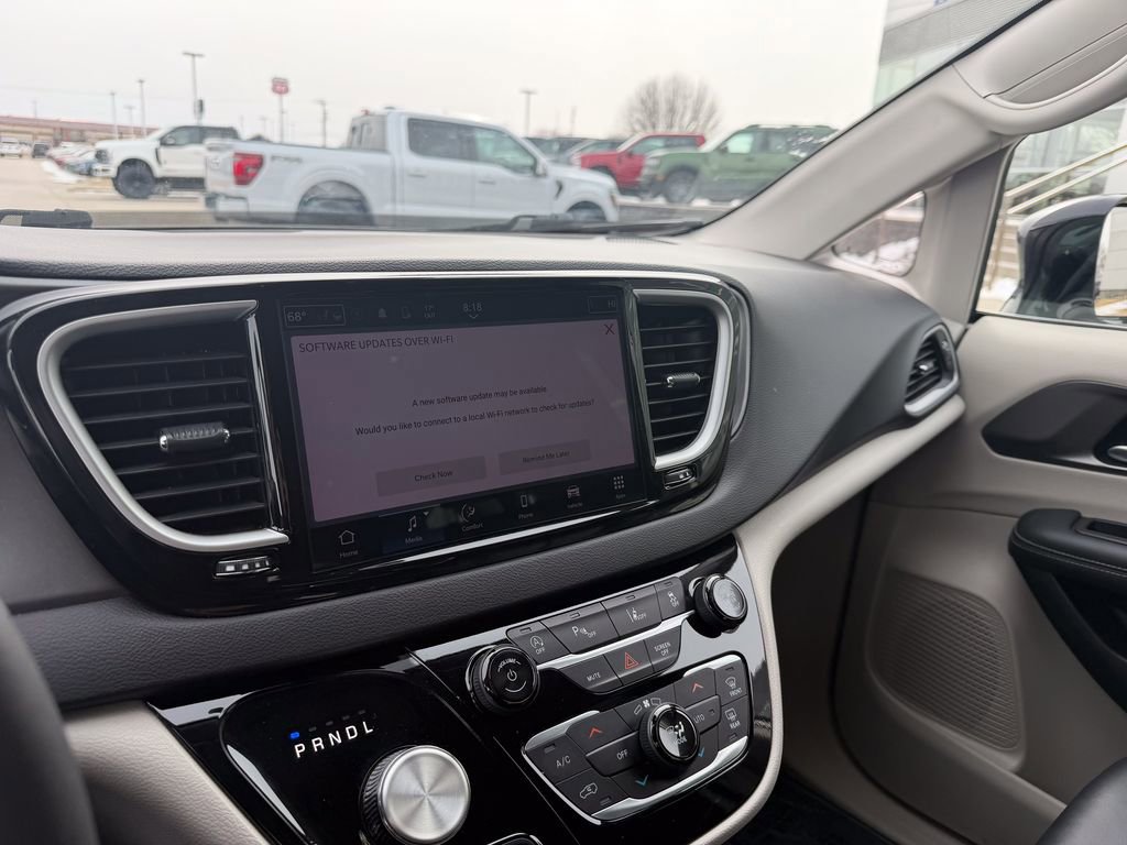 Used 2024 Chrysler Pacifica Touring-L image 26
