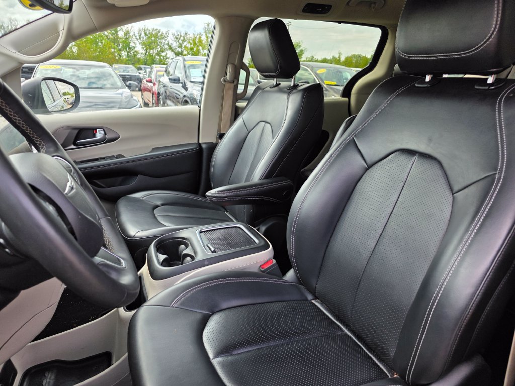 Used 2023 Chrysler Pacifica Touring-L FWD image 16