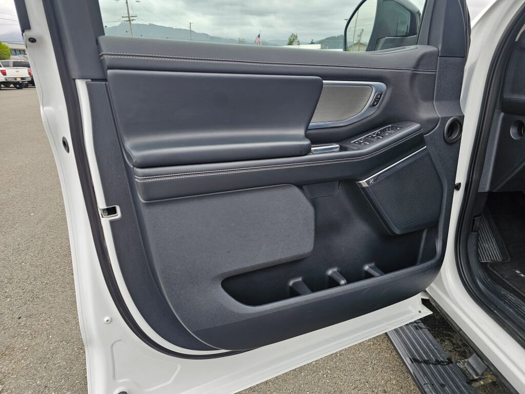 Certified 2025 Ford Expedition Platinum AWD/4WD image 17