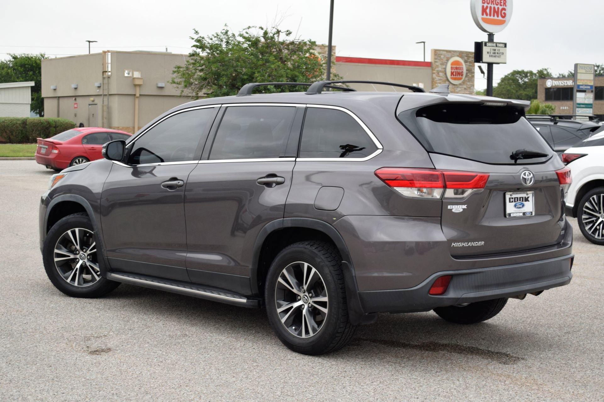 Used 2019 Toyota Highlander Plus FWD image 4