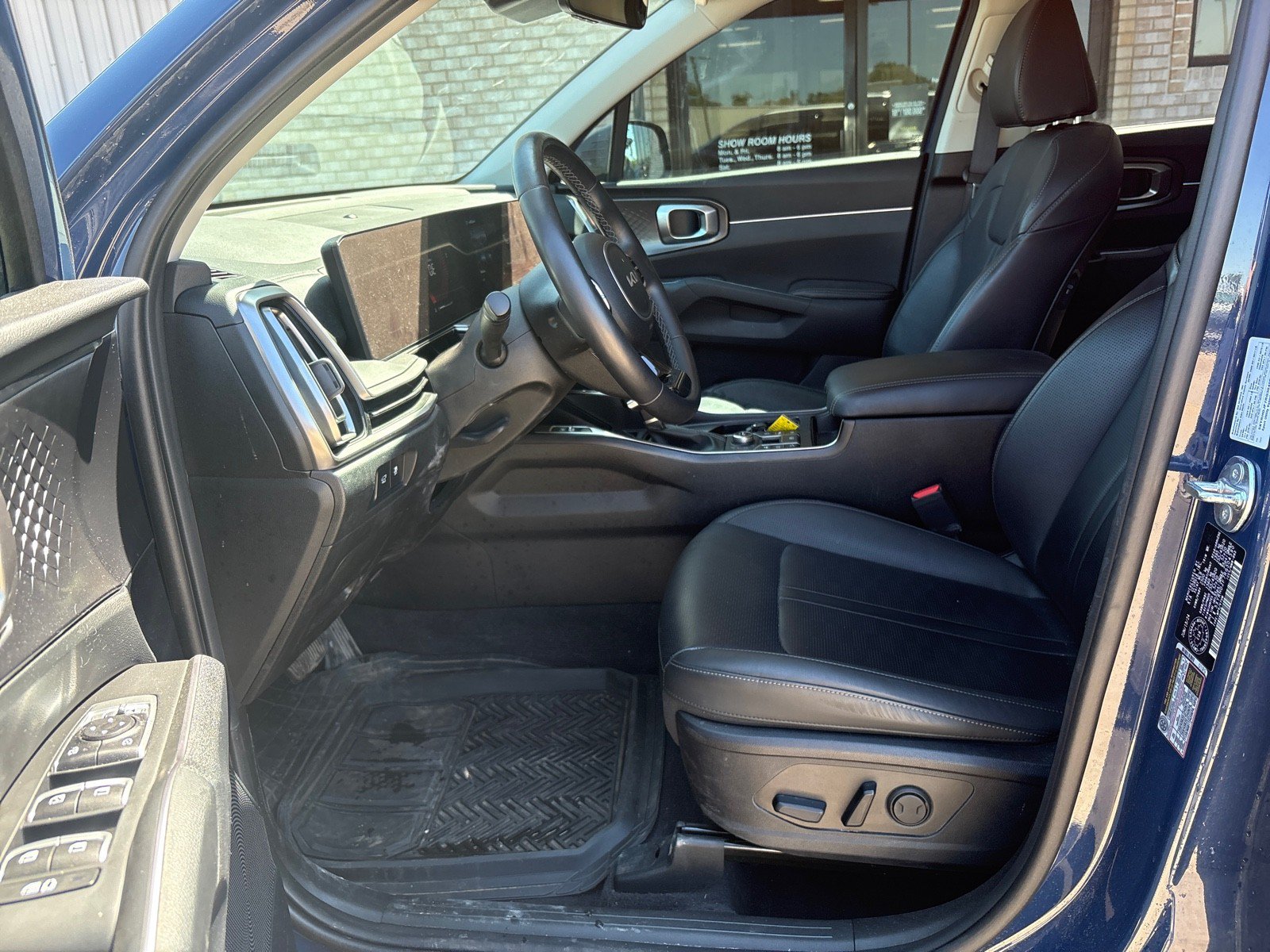 Used 2024 Kia Sorento EX AWD/4WD image 3
