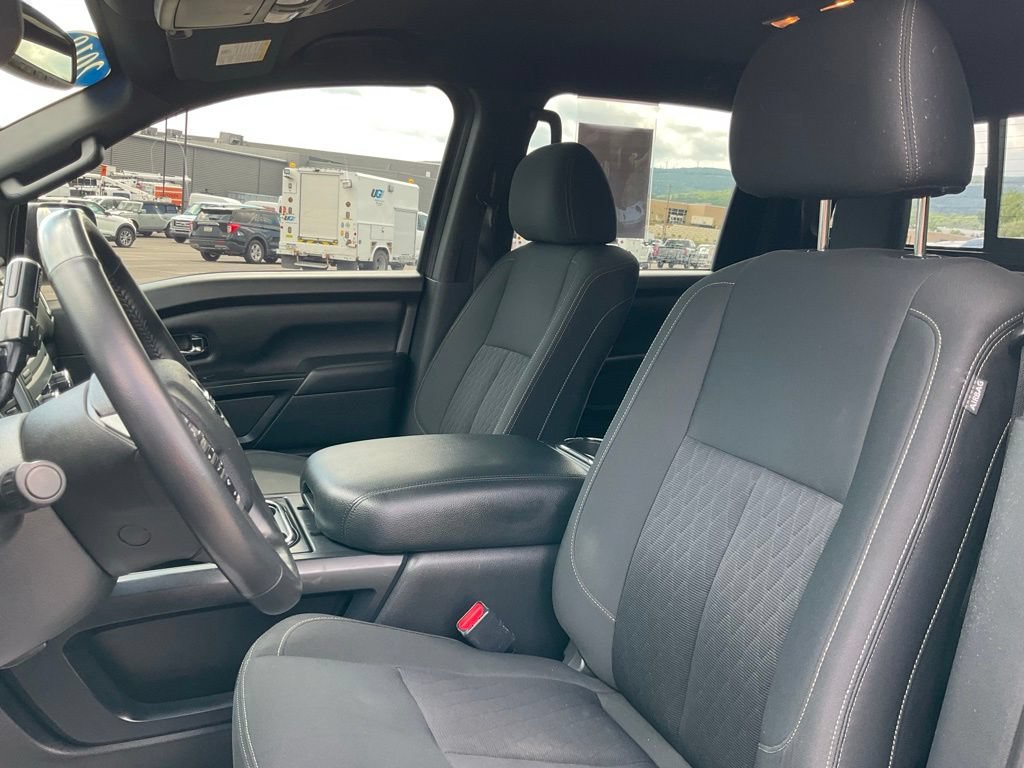 Used 2018 Nissan Titan SV w/ SV Convenience Package AWD/4WD image 15