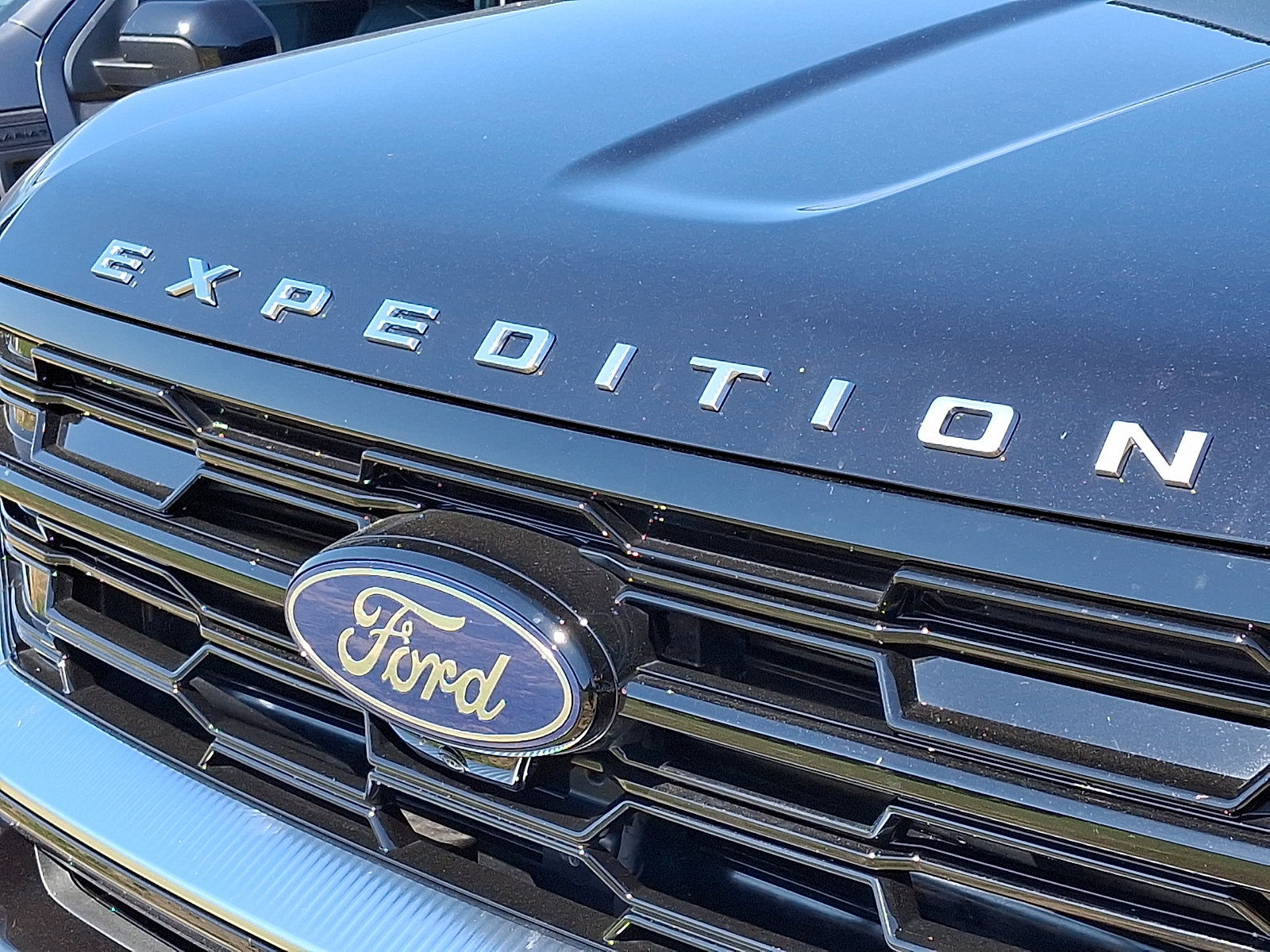 Certified 2025 Ford Expedition Platinum w/ Driver's Package AWD/4WD image 4