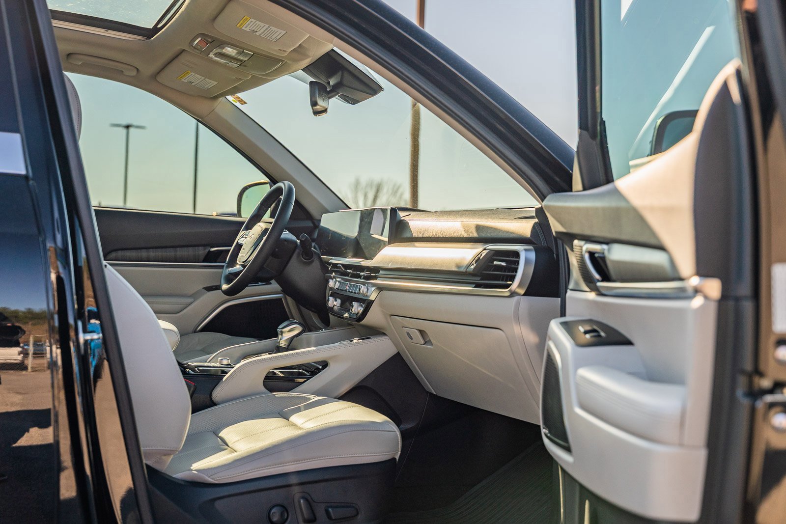 Used 2023 Kia Telluride EX w/ EX Captain's Chair Package image 12