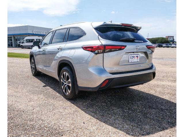 Used 2023 Toyota Highlander XLE FWD image 3