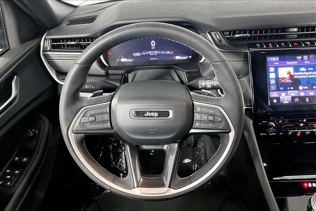 Used 2023 Jeep Grand Cherokee Altitude AWD/4WD image 5