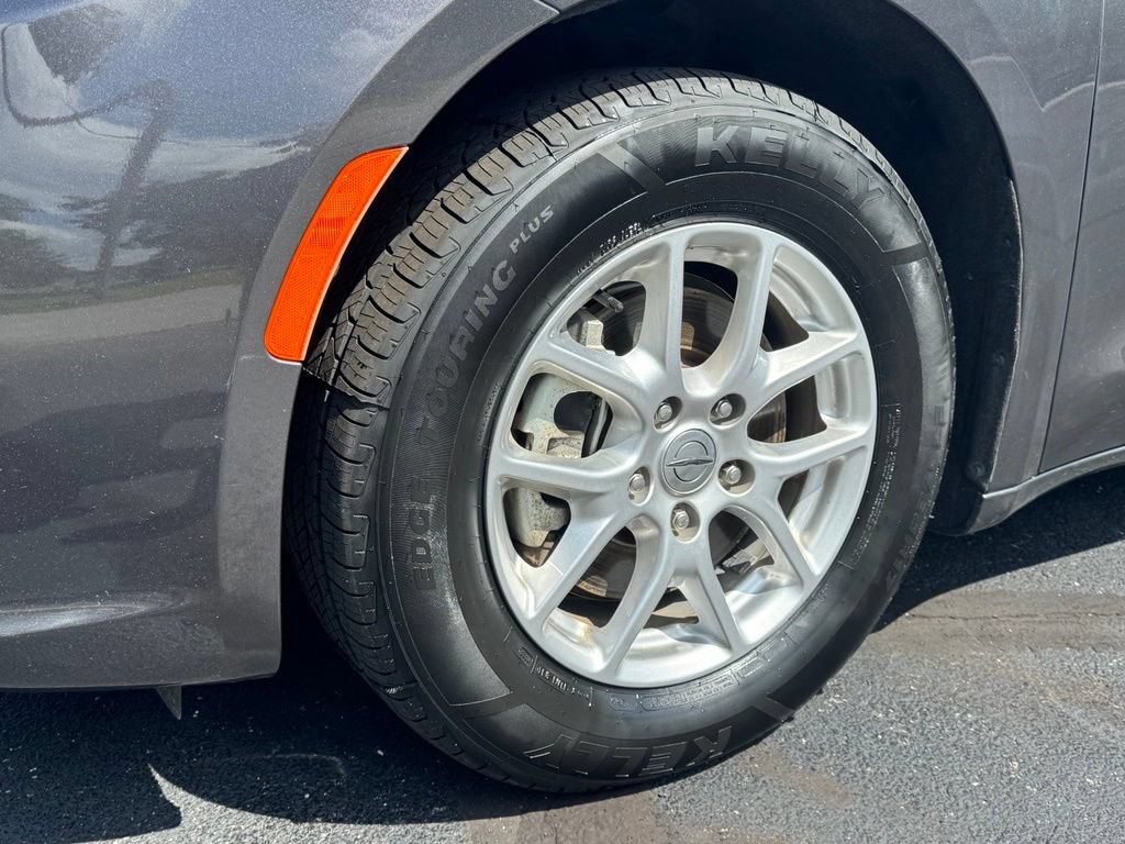 Used 2023 Chrysler Pacifica Touring-L FWD image 30