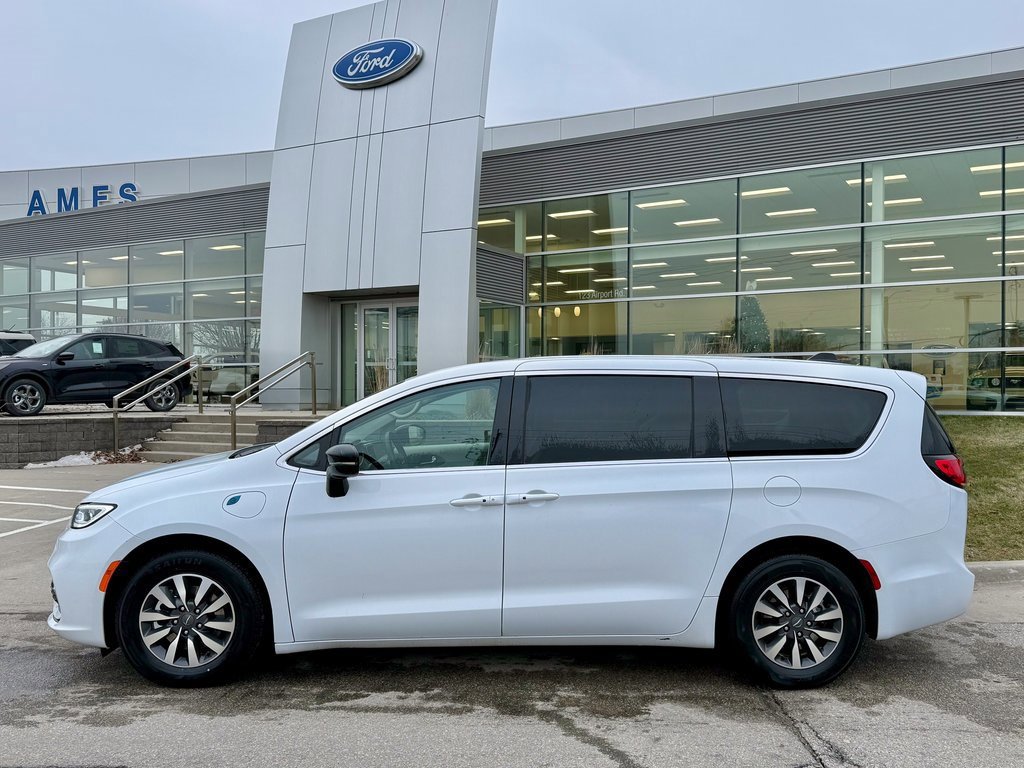 Used 2024 Chrysler Pacifica Select image 5