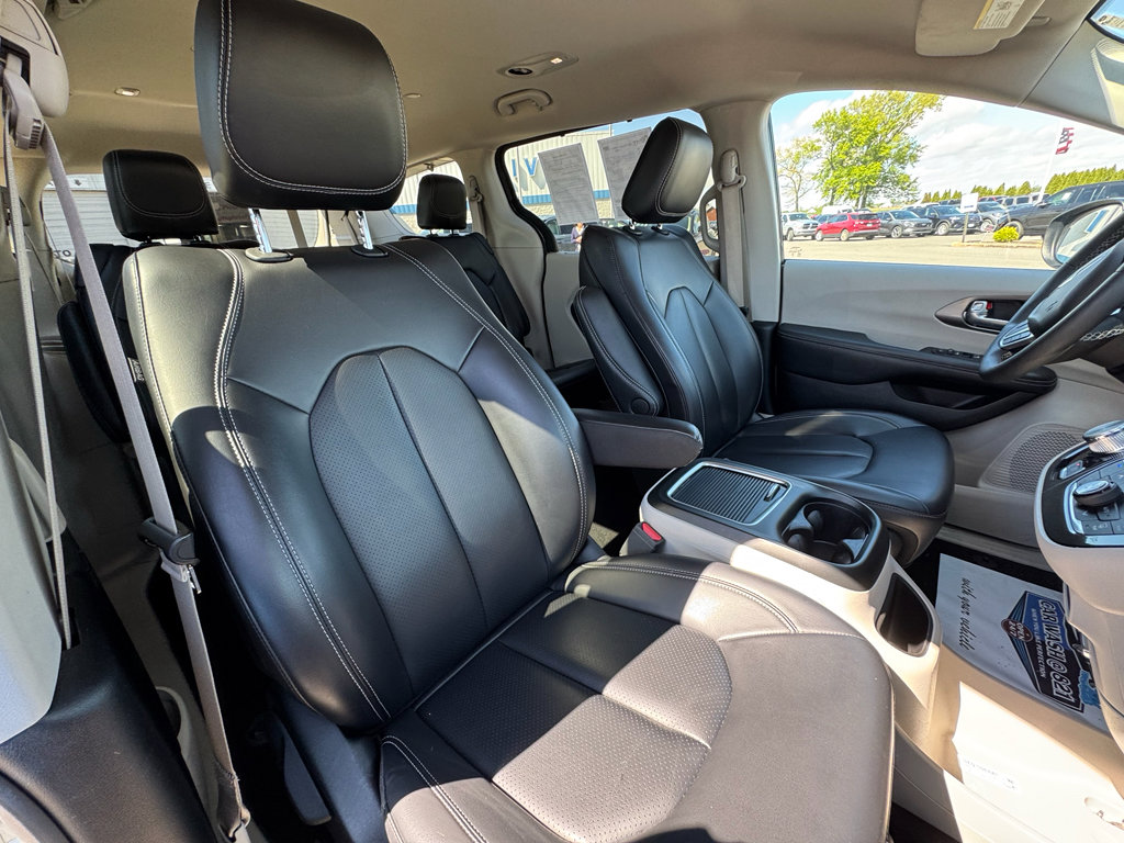 Used 2023 Chrysler Pacifica Touring-L FWD image 12