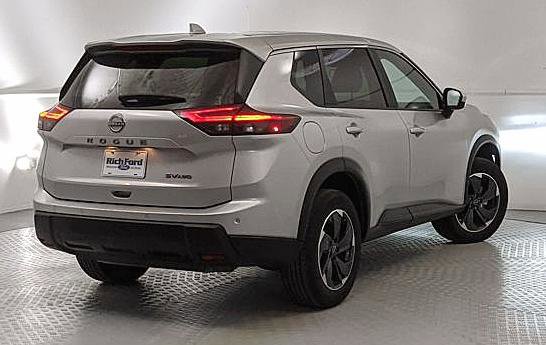 Used 2024 Nissan Rogue SV image 4