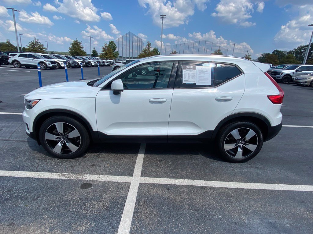 Used 2021 Volvo XC40 T4 Momentum FWD image 4