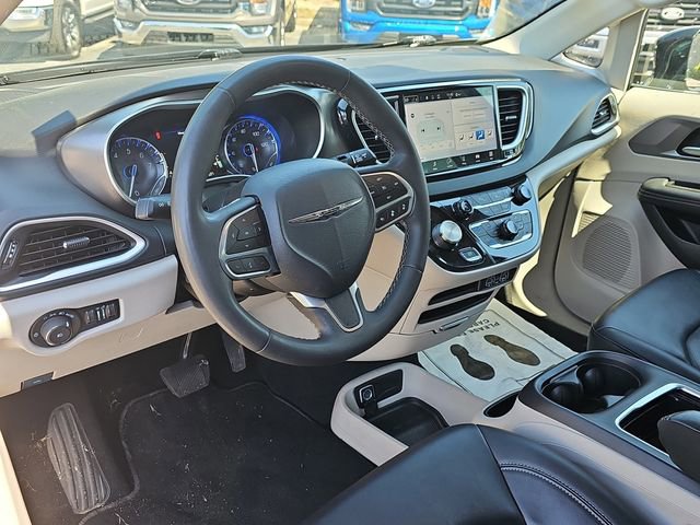 Used 2024 Chrysler Pacifica Touring-L FWD image 18
