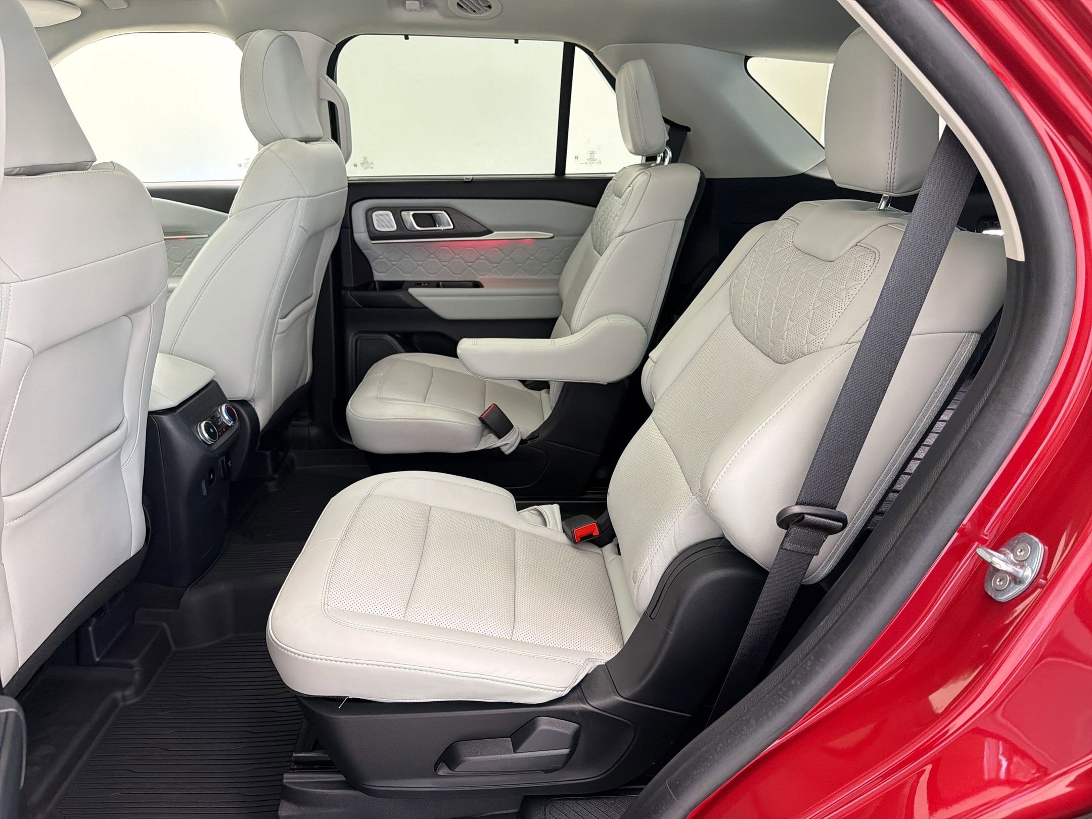 Certified 2025 Ford Explorer Platinum w/ Ultimate Package image 15