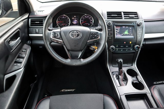 Used 2017 Toyota Camry SE image 4