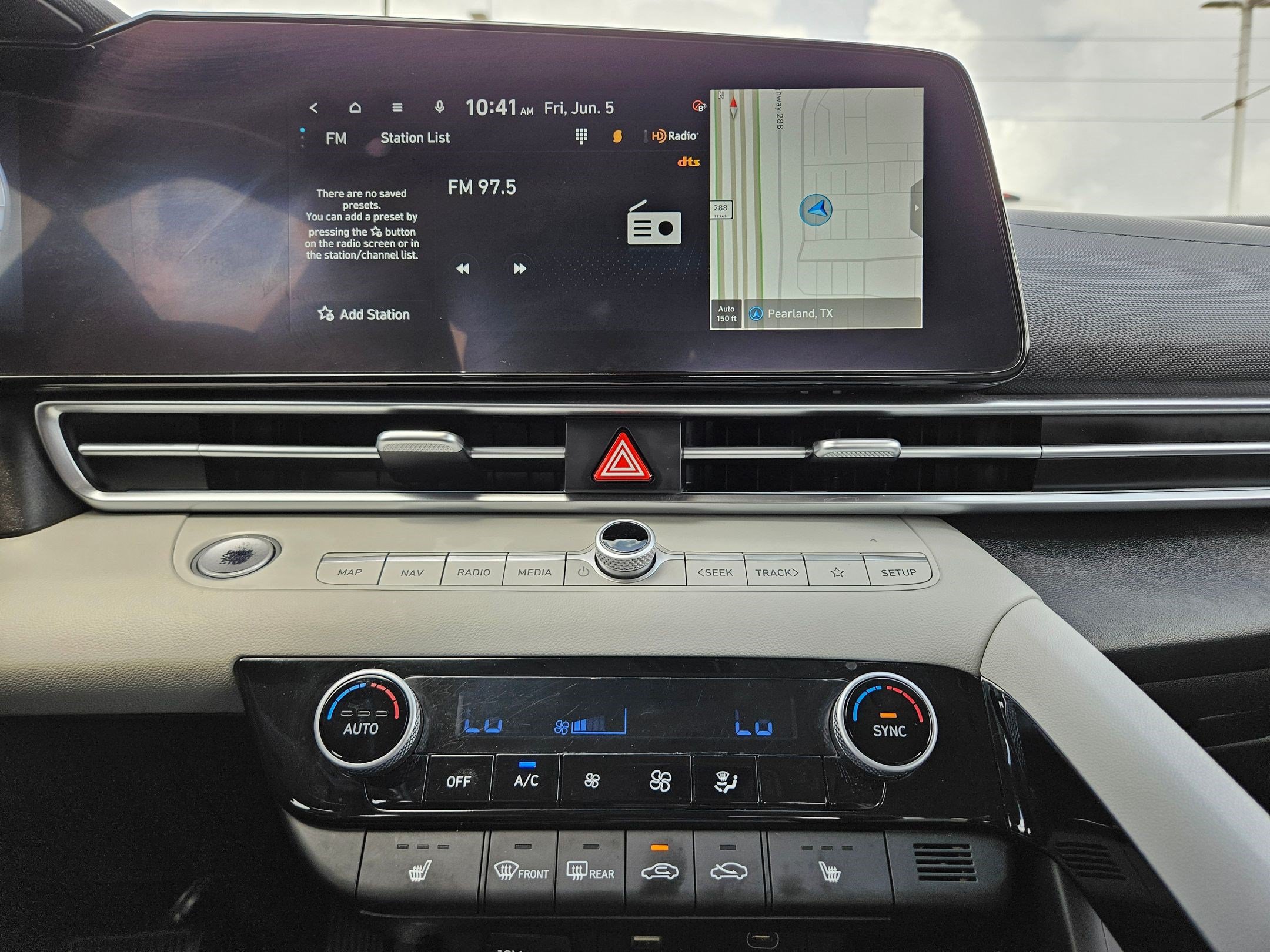 Used 2024 Hyundai Elantra Limited FWD image 25