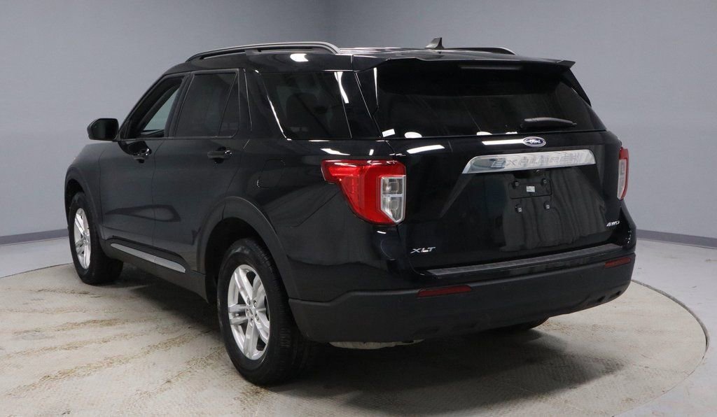 Certified 2023 Ford Explorer XLT image 3