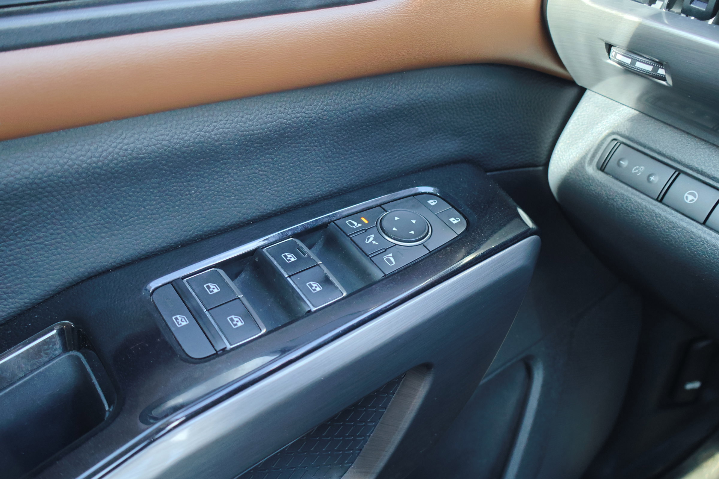 Used 2022 Nissan Pathfinder Platinum w/ Cargo Package image 18