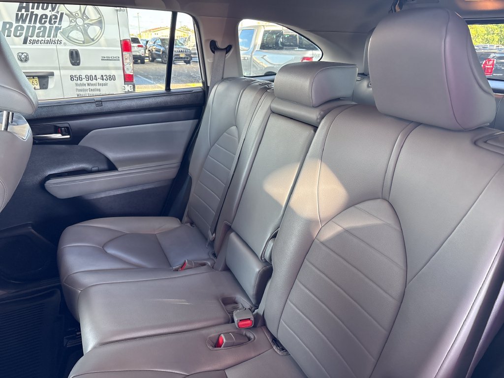 Used 2021 Toyota Highlander XLE AWD/4WD image 24
