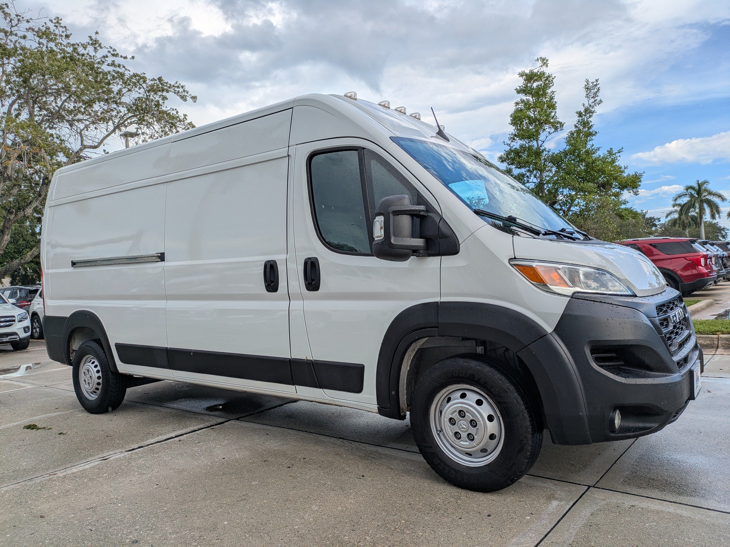 Used 2024 RAM ProMaster 2500 w/ Convenience Group FWD image 2