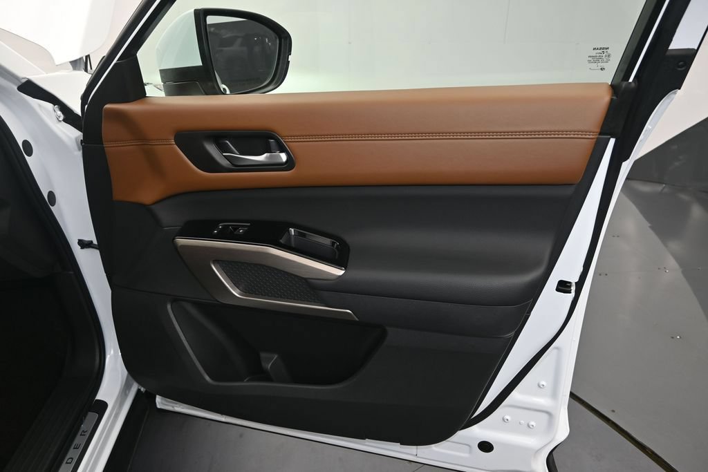 Used 2025 Nissan Pathfinder Platinum FWD image 15
