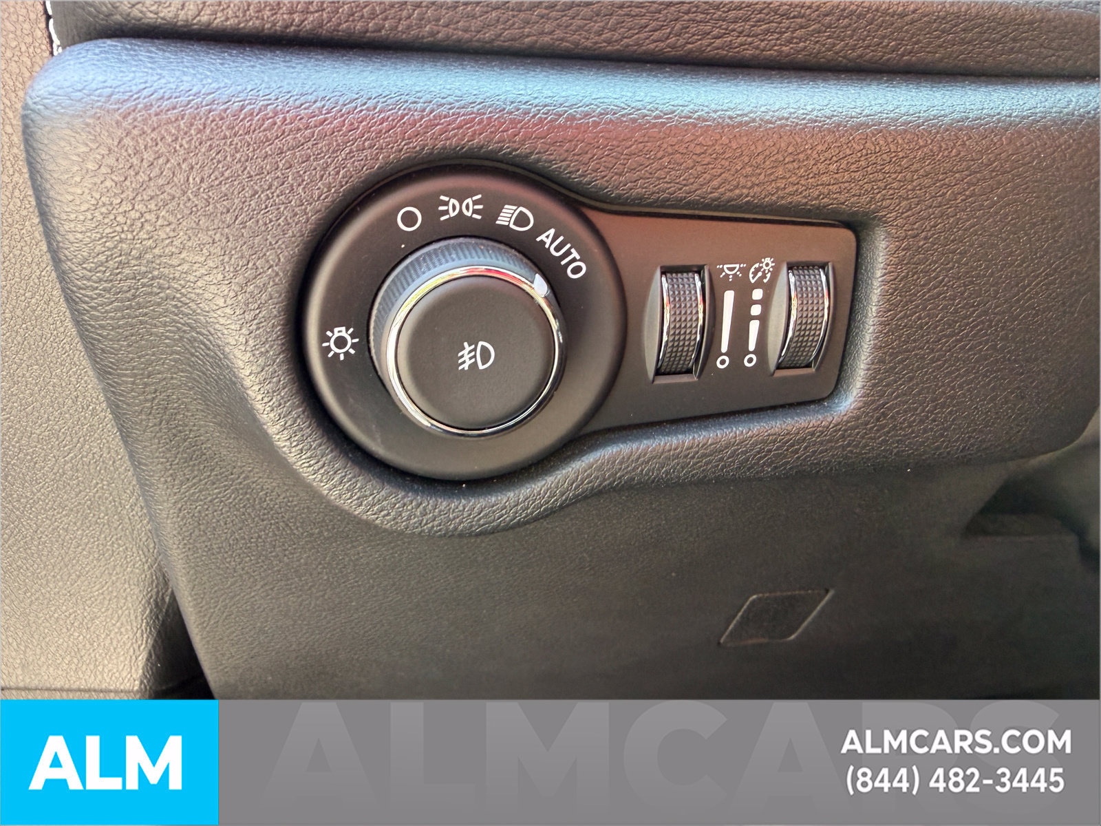 Used 2025 Chrysler Pacifica Limited FWD image 28