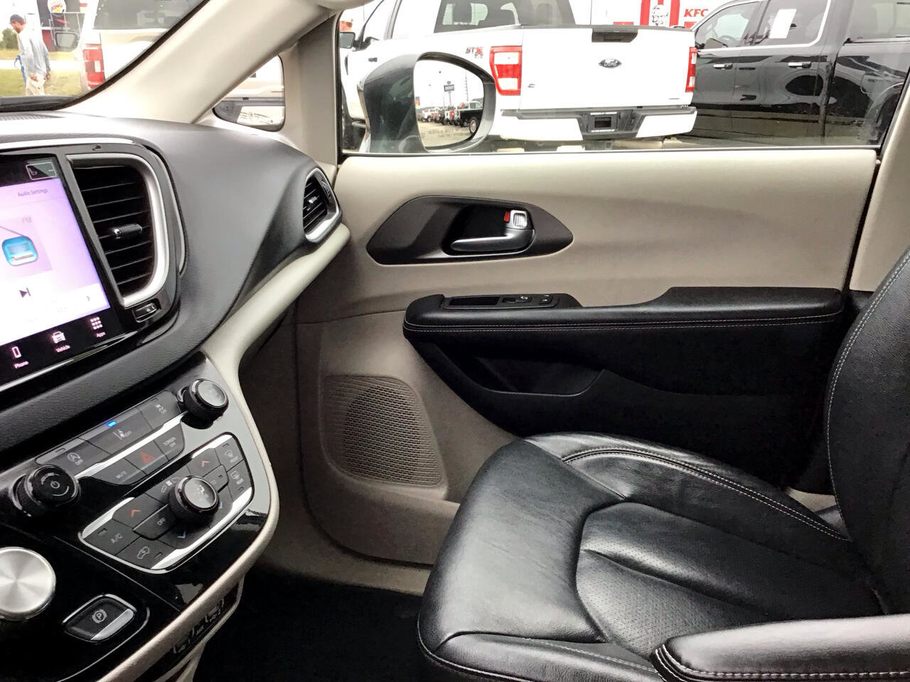 Used 2022 Chrysler Pacifica Touring-L image 21