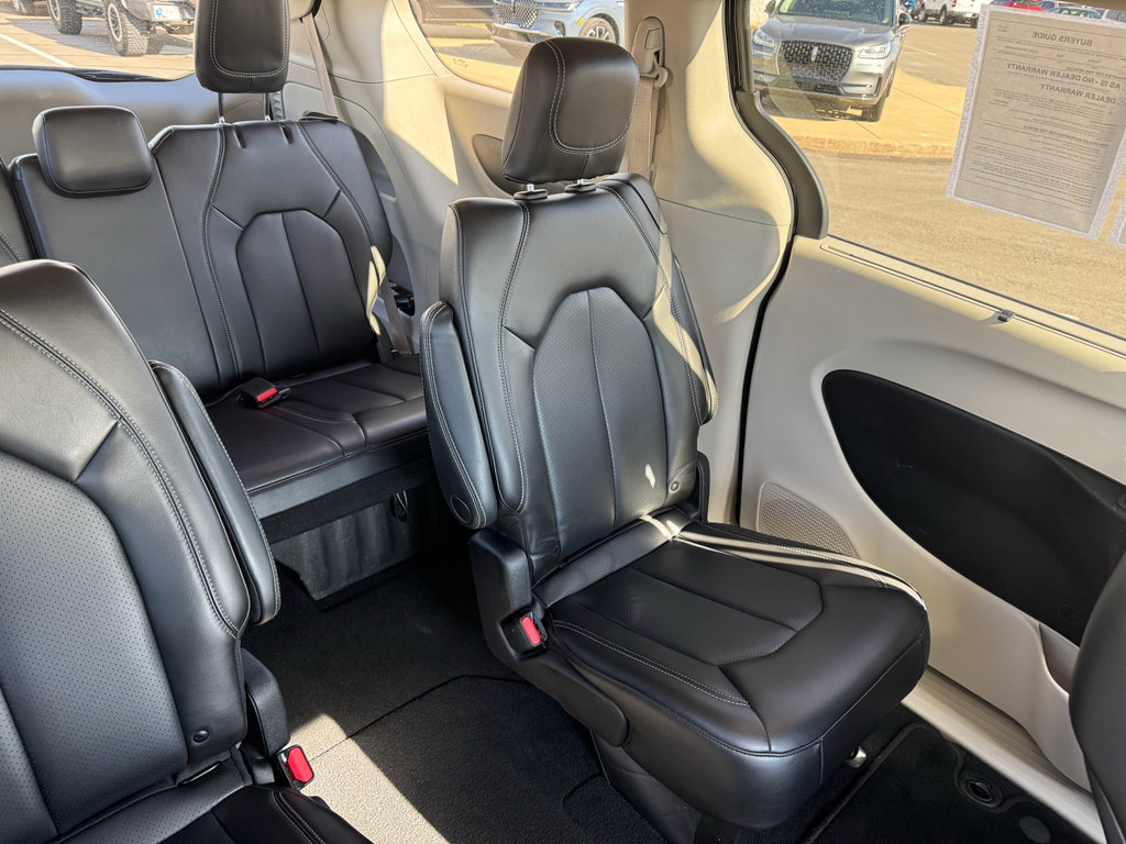 Used 2023 Chrysler Pacifica Touring-L FWD image 16