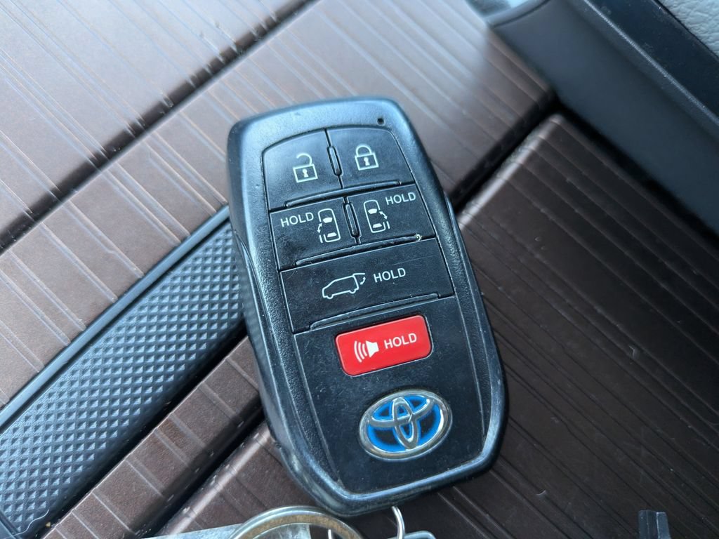 Used 2021 Toyota Sienna XLE AWD/4WD image 31