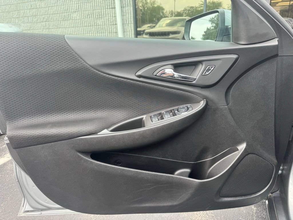 Used 2025 Chevrolet Malibu LT FWD image 2