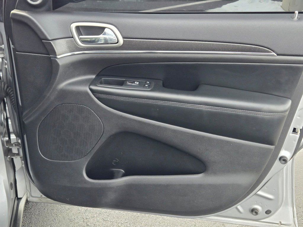 Used 2018 Jeep Grand Cherokee Limited image 4