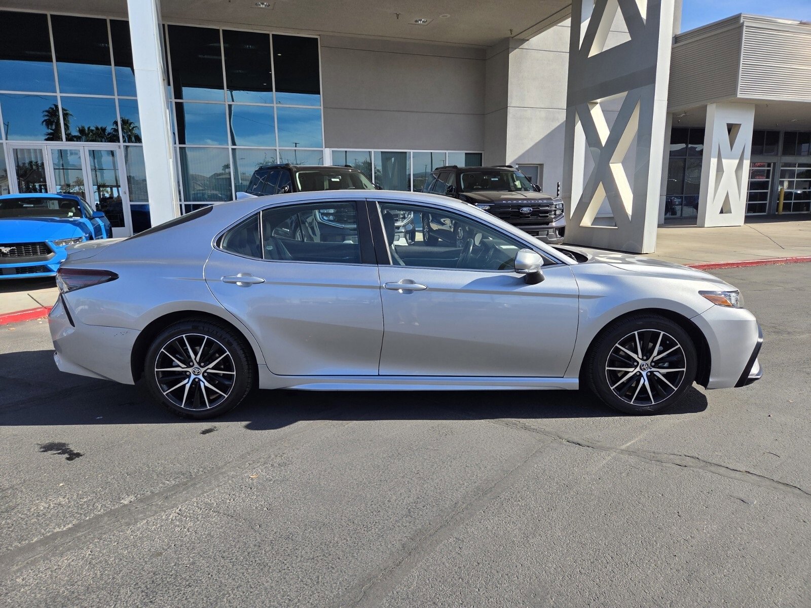 Used 2024 Toyota Camry SE image 6