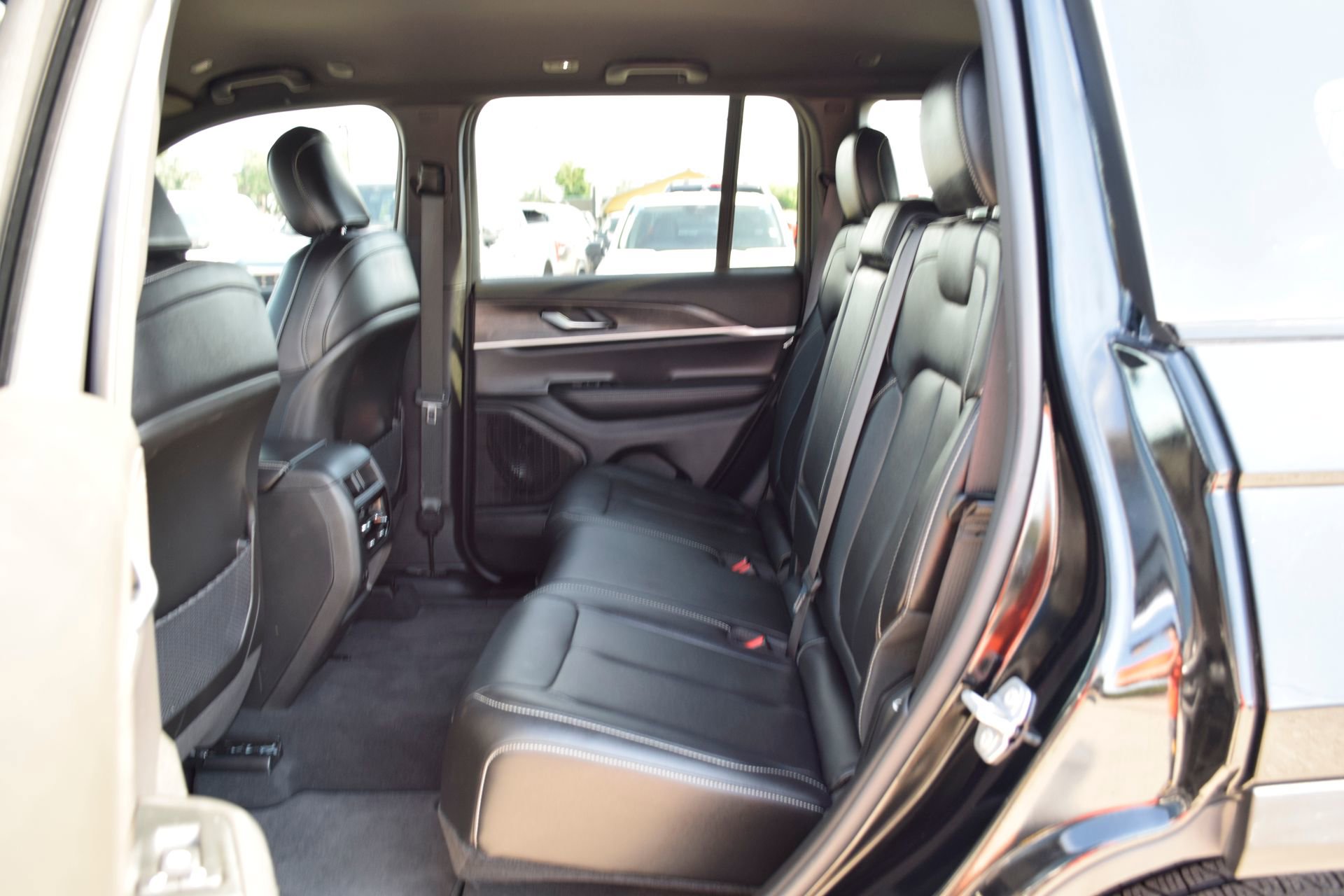 Used 2025 Jeep Grand Cherokee Limited w/ Black Appearance Package AWD/4WD image 20