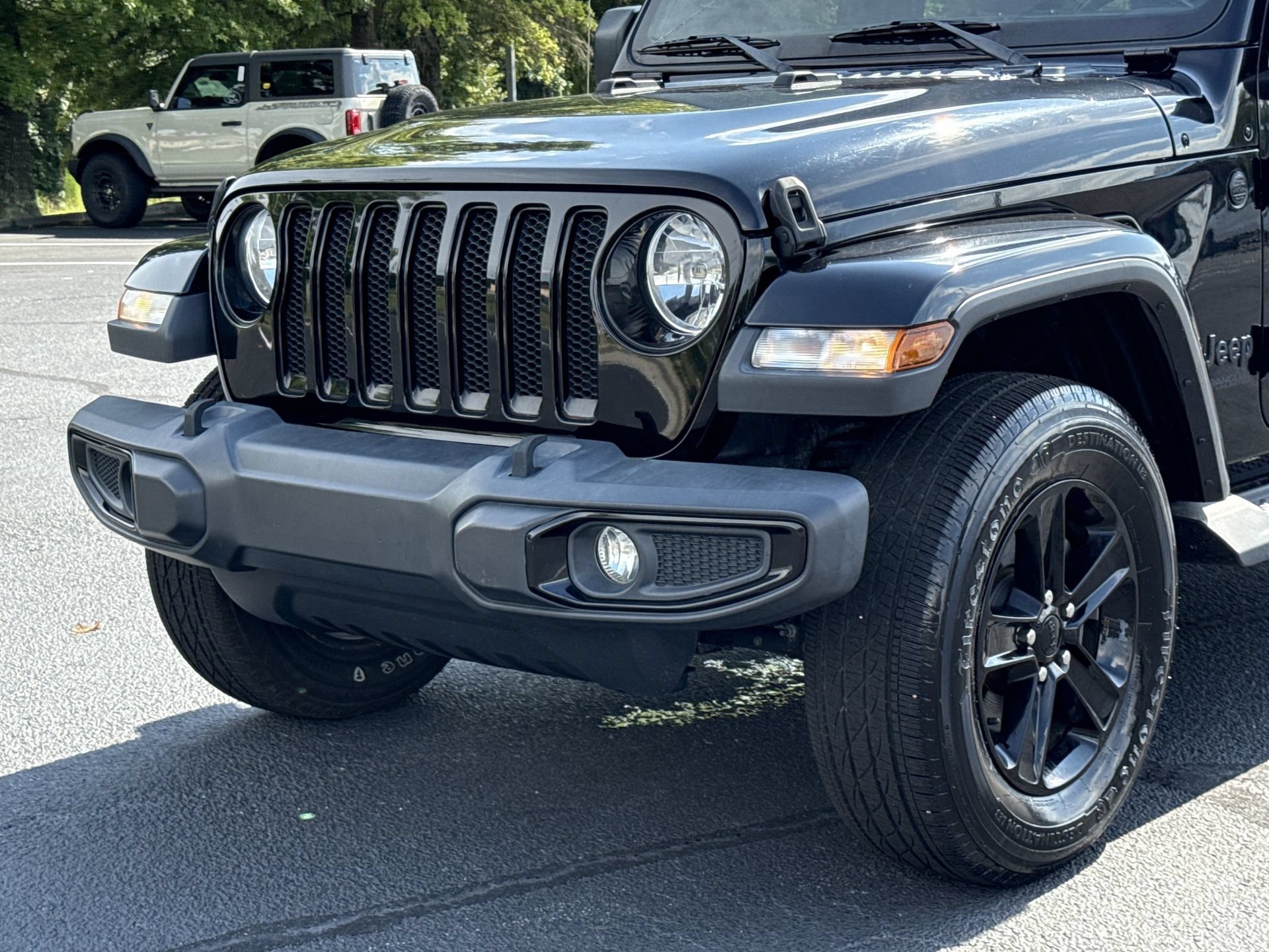 Used 2020 Jeep Wrangler Unlimited Sahara AWD/4WD image 30